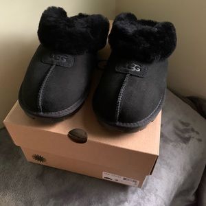 NWT Women’s Ugg Slippers- Black, size 9